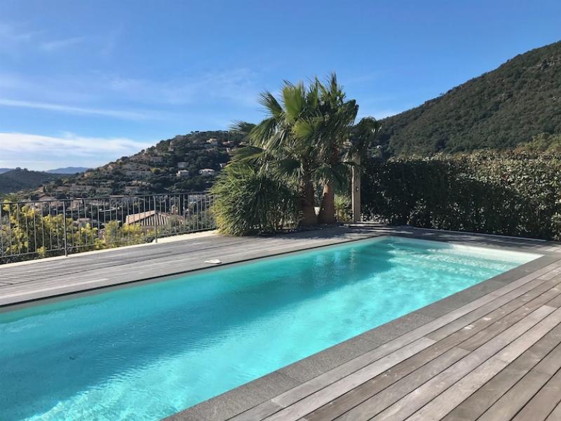 Terrasse panoramique d’une maison d’architecture moderne française avec vue sur la mer